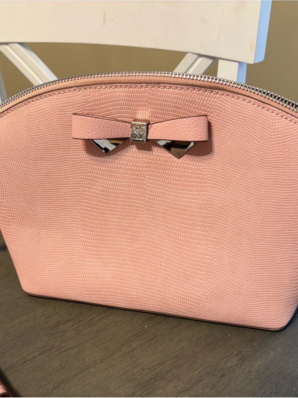 Pink AnneKlein crossbody with beautiful chain strap. Elegance and functionality!